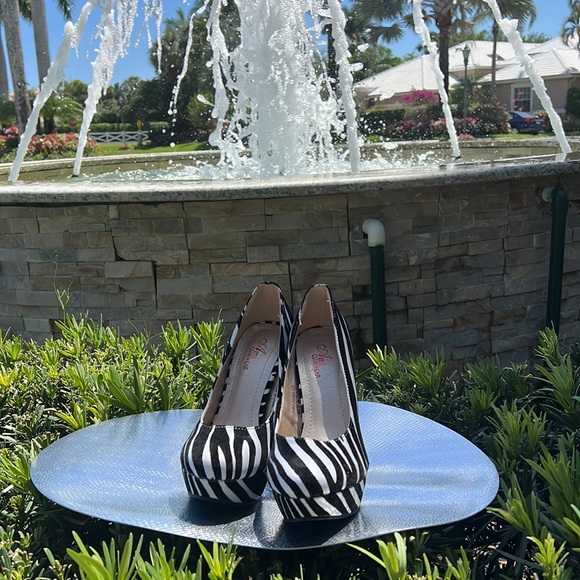 Size 7 Zebra platform pumps… so comfortable! Can wear to any occasion…. - Picture 5 of 17